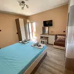 александровата къща - Aleksandar With Garden And Pool ゲストハウス 3*