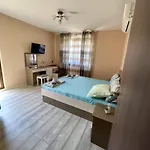 ゲストハウス александровата къща - Aleksandar With Garden And Pool 3*