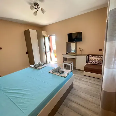 александровата къща - Aleksandar With Garden And Pool 게스트하우스 3*