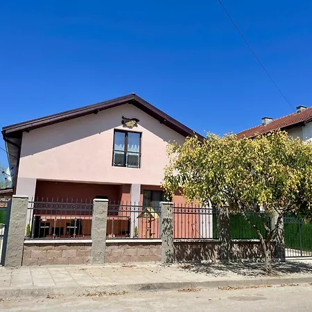 александровата къща - Aleksandar With Garden And Pool Vendégház 3*